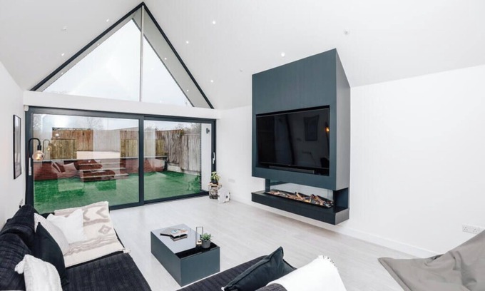 Crowmarsh Gifford Casa | Eclipse House: A Stylish Retreat with Luxe Interiors & Private Outdoor Space