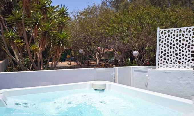 Puerto del Rosario Apartamento | ECO Apart confortable La Orquídea. Con terraza, jardín y jacuzzi en Green Dharma