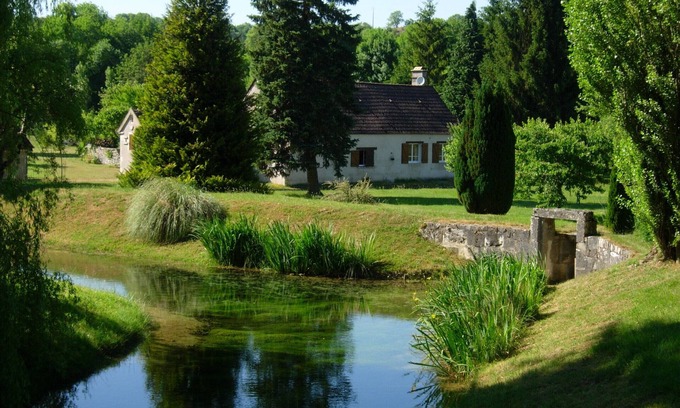 Druyes-les-Belles-Fontaines Cabaña | Eco-friendly self-catering cottage in Burgundy