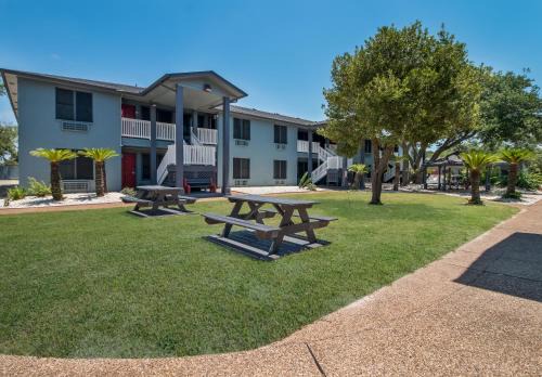 Fulton Hotel | Econo Lodge Inn & Suites Fulton - Rockport