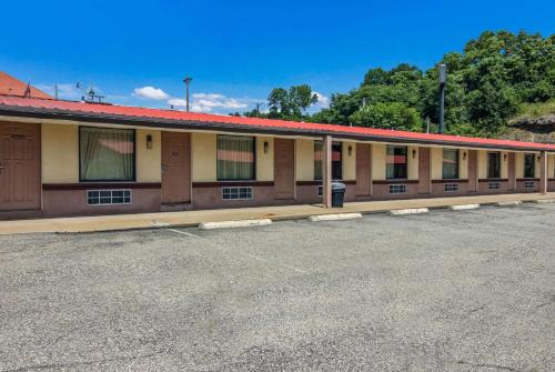 South Hills Cabina | Econo Lodge Pittsburgh I-79