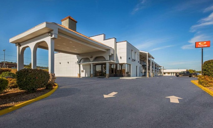 White Pine Cabina | Econo Lodge White Pine Morristown I-81 & I-40 Split
