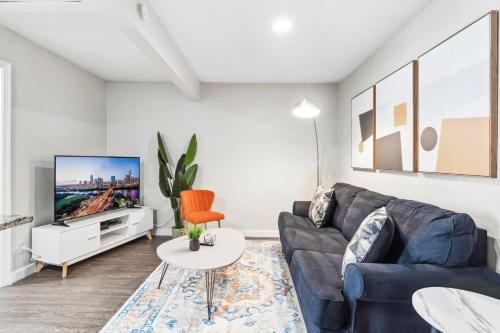 Riverside Apartamento | Economy King Bed Suites w Pool, Next to Downtown
