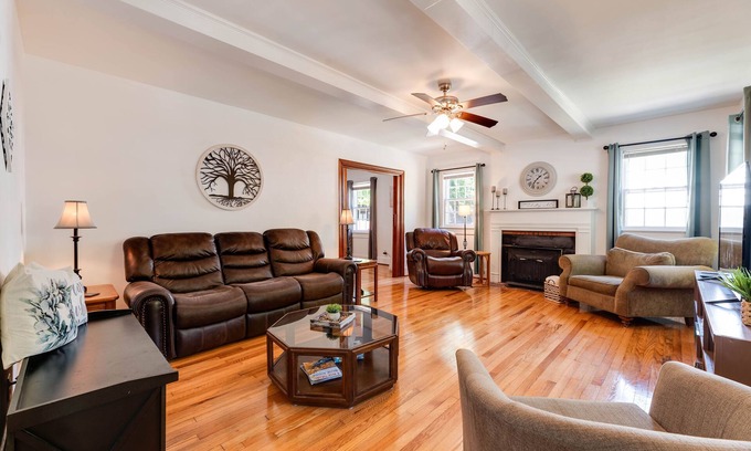 Greenville Casa | ECU Stadium & Stallings Stadium are walking distance from this charming home