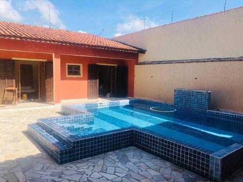 Mongagua Apartamento | Edícula/Casa de hóspedes: 3 dorms 3 banheiros, piscina 7x5, churrasqueira, 150m do mar