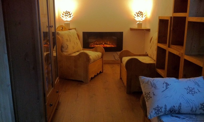 Morzine Casa | Edelweiss Room for 4 people Room and guest table