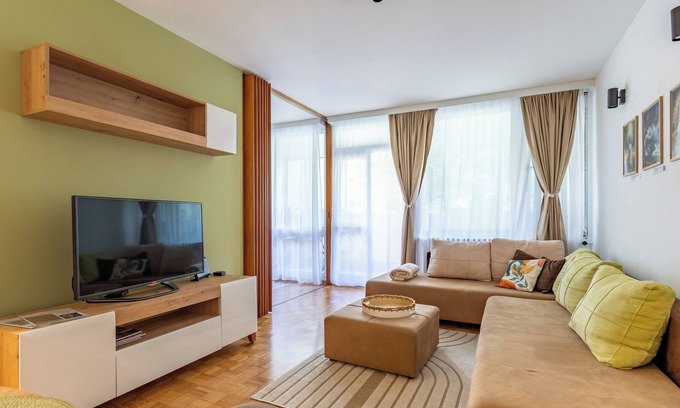 Novi Beograd Apartamento | Eden: 1-bedroom apartment in New Belgrade -fast wifi and dedicated working space