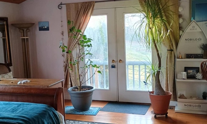 Edgartown Apartamento | Edgartown convenience to beach, restaurants, shopping and public transportation.