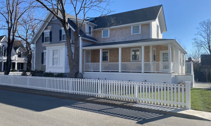 Edgartown Casa | Edgartown Historic, Remodeled, Luxury Home - In-Town, Beach Access, AC, Parking