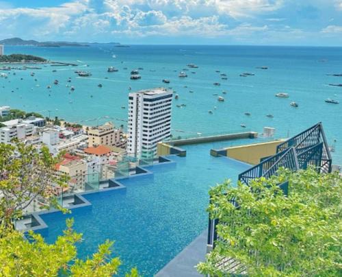 Pattaya Bay Apartamento | Edge Central Pattaya Residence with Living Room