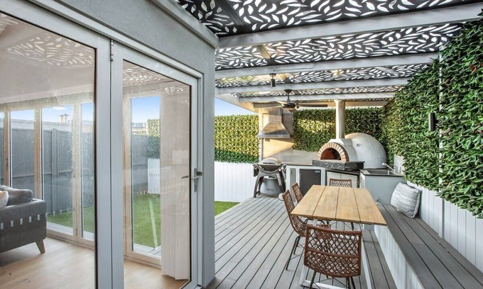 Clifton Springs Casa | Disfrute de sus próximas vacaciones en esta casa de lujo con un diseño interior impecable.