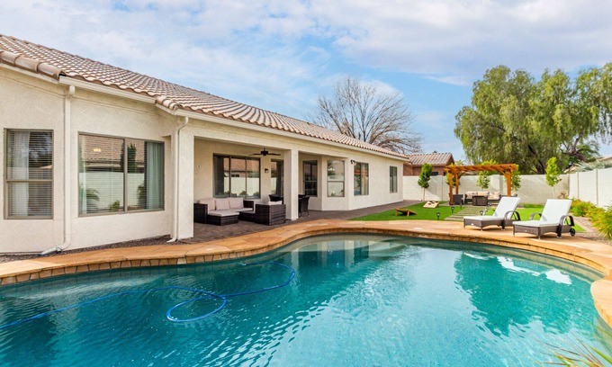 Palm Valley Casa | Edgemont Escape- 3 King Beds, FREE heated pool-seasonal, all the amenities