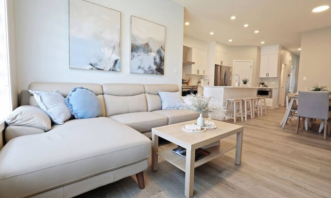West Edmonton Casa | Edgemont Getaway | King Bed, Garage, WEM & Disney+