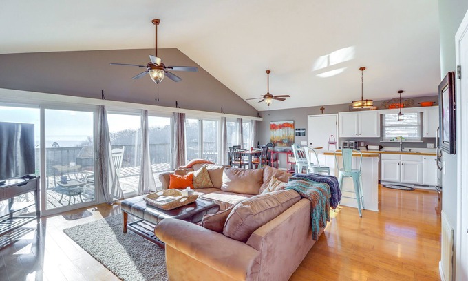 Edgemont Casa | Edgemont Home w/ Deck & BBQ Grill: 2 Mi to Lake!
