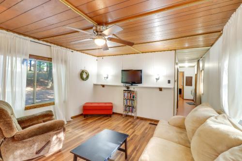 Edgemont Casa | Edgemont Home with Deck about 9 Mi to Greers Ferry Lake!