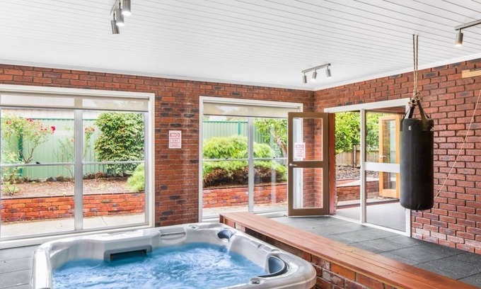 Clifton Springs Casa | Edgewater Beachfront with Spa and Woodfire Oven