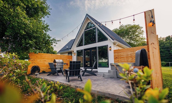 Apple Creek Casa | Edinburgh Escape | Hot Tub, Fire Pit + Grill