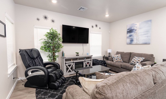 Edmond Casa | Edmond Oasis: Luxury Retreat w/ Massage Chair and Mortal Combat Arcade