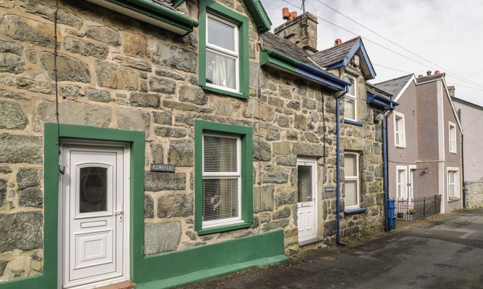 Harlech Cabaña | EDRYDD, admite mascotas, con chimenea en Harlech, Ref 998610