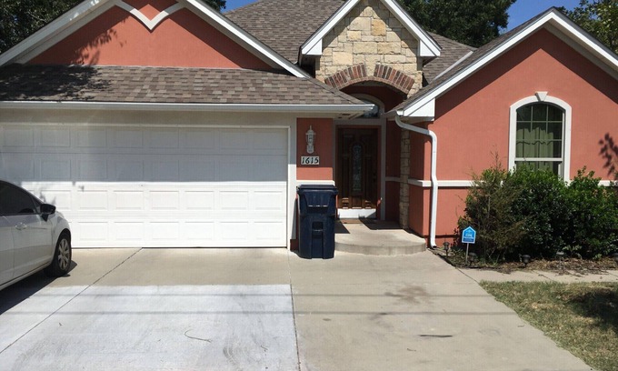 Central Oklahoma City Casa | Efficient and Modern home, Sleeps 8.