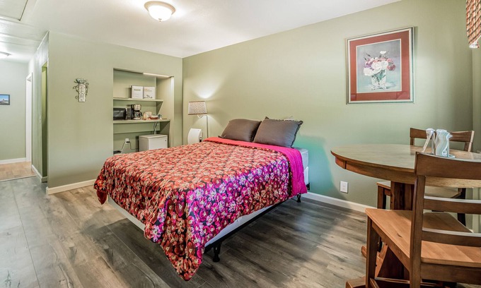 Orick Apartamento | Efficient Studio Getaway w/ Free WiFi, Kitchenette, & Private Washer & Dryer!