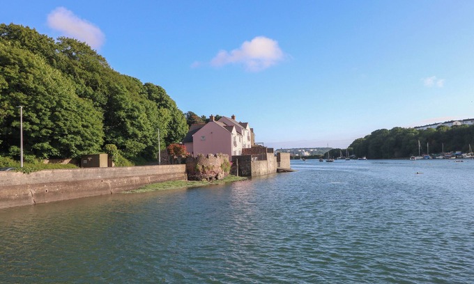 Milford Haven Cabaña | EGRET, pet friendly, character holiday cottage in Milford Haven
