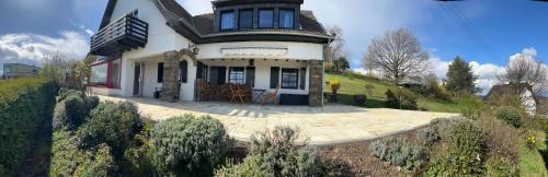 Hain Casa | Eifel Landhaus Panoramablick unter der Burg Olbrück mit Sauna Hottub großer Terrasse und Garten Ideal für Familien