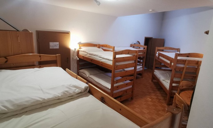 Neubulach Apartamento | Eight-bed room