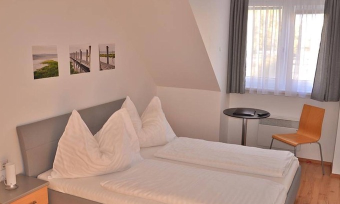 Rust Apartamento | Einzelzimmer mit Du/wc - Hotel am See Rust