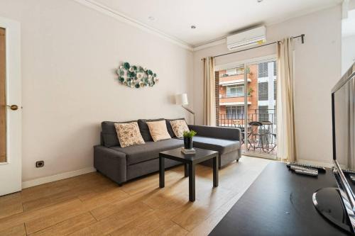 La Nova Esquerra de l'Eixample Apartamento | Eixample Ac, Sunlit Balcony & Prime Location