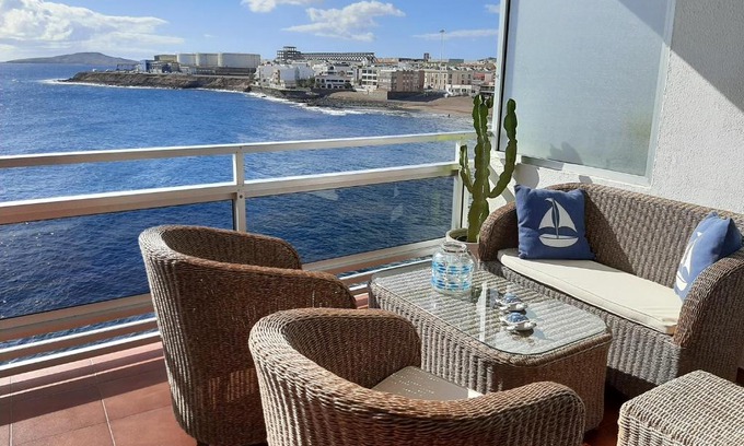 Melenara Apartamento | El Azul , amplia terraza con "el mar a tus pies"