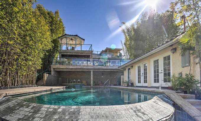 Fletcher Hills Casa | ¡NUEVO! Lavish El Cajon Home w / Grill Station + 3 Decks