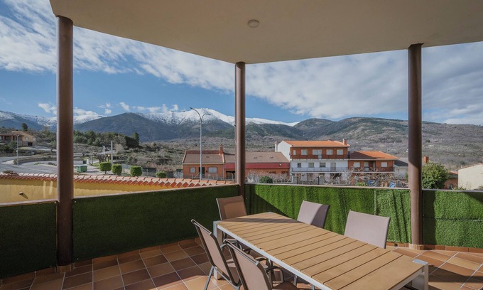 Villanueva de Avila Casa | El Encanto del Alberche 'Casa 1' con vistas a la montaña, piscina compartida y Wi-Fi