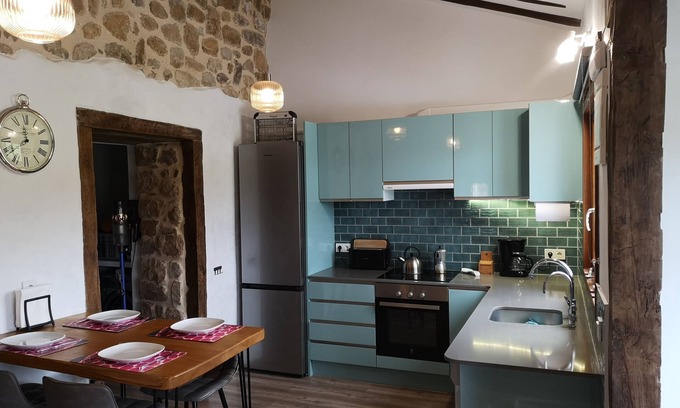 Santa Maria de Cayon Apartamento | El Pajar, rustic apt. & gardens with sheep & hens