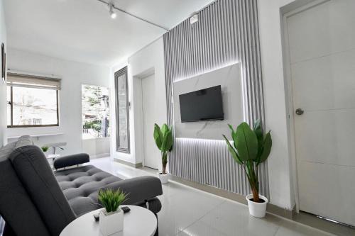 El Poblado Apartamento | El Poblado 4 Bedrooms 2 Baths Private Terrace