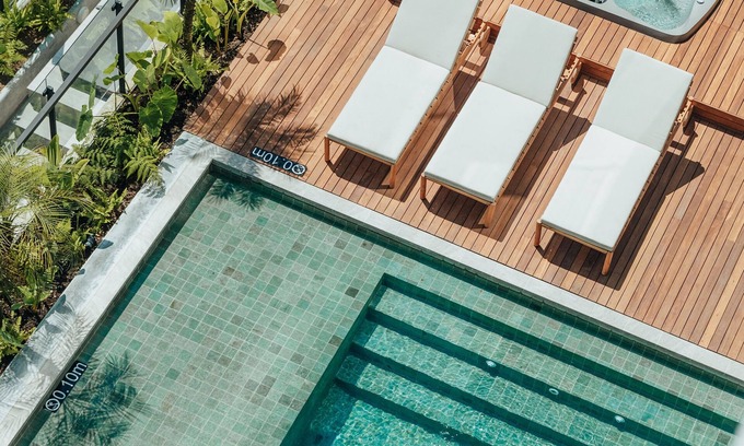 Las Lomas I Apartamento | El Poblado, Medellín - Private Hot Tub & Balcony - AC-300mb- Deluxe - Wake 1015!