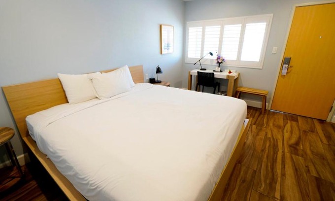 Studio City Hotel | El Royale Gardens Near Universal Studios