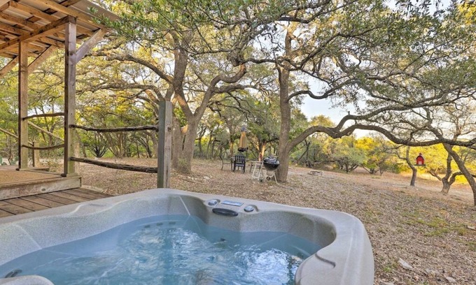 Wimberley Cabina | El Sol: Private Cabin with Hot Tub and Amazing Views, 3 mi to Wimberley Square!
