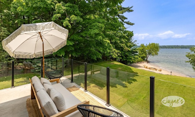 Barrie Cabaña | Elaborate 5 bed 7 bath Luxury Cottage on Lake Simcoe! Five Star Resort! Sunset!