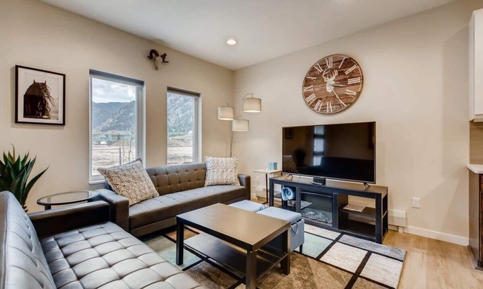 Georgetown Casa | Elbert's Escape / Sleeps 8 / Lakefront Views, New Floors