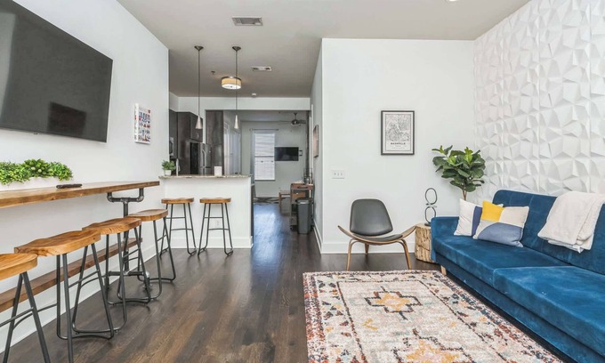 West End Condominio | Electric Geometric – Fit for 4!