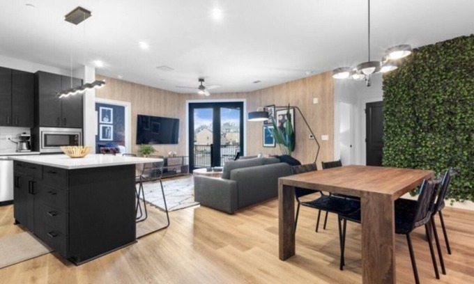 West End Condominio | Electric - Odyssey - West End Top Floor 2 Bedroom - Minutes from Broadway