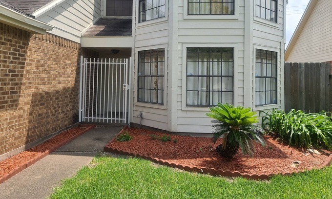 George Bush Park/Eldridge Casa | Elegance Guest House: Quest and Spacious