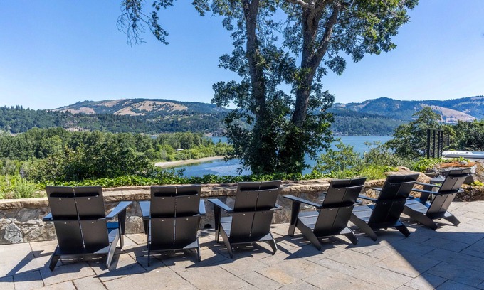 Hood River Casa | Elegance Overlooking Columbia River, Hot Tub, Bocce Ball