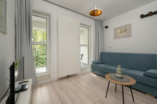 Krzyki Apartamento | Elegancki Apartament z Parkingiem i Umeblowanym Balkonem we Wrocławiu by Noclegi Renters