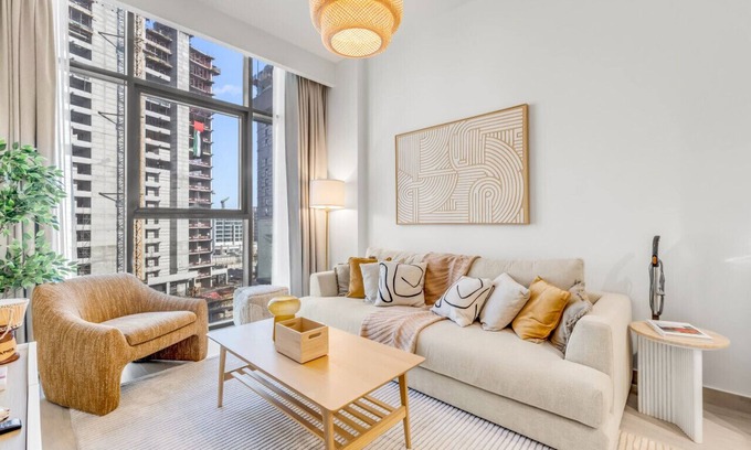 Nad Al Sheba Apartamento | Elegant 1-Bedroom Home in Dubai