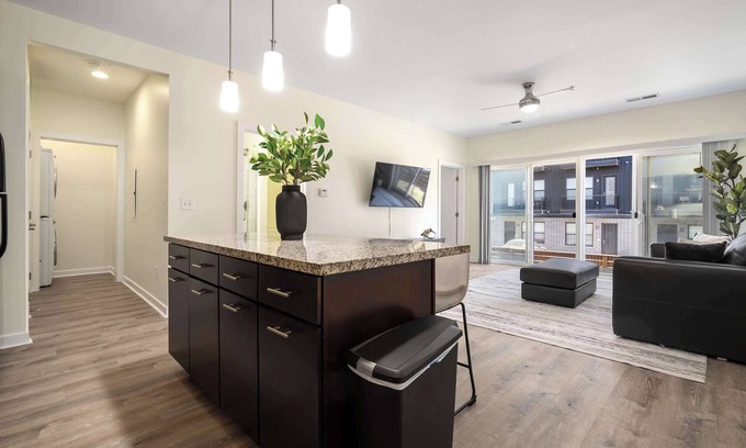 Grandview Heights Apartamento | Elegant 1-Bedroom Luxury Unit with Pool Access