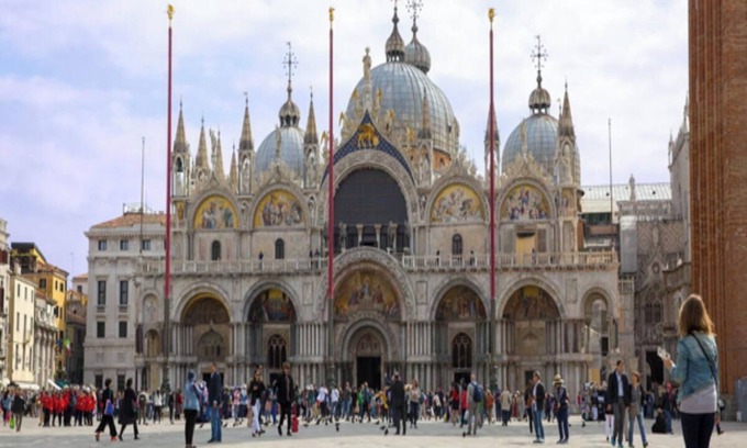 Dorsoduro Apartamento | Elegant 15th Century Palazzo Apartment with Garden Views on the Grand Canal