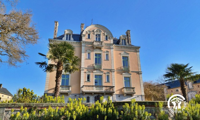 Ahuille Cabaña | Castillo encantador para 12 en gran parque сon piano y decoración única