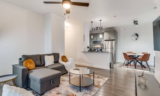 McNeil Apartamento | Elegant 1BR w/resort style pool near The Domain